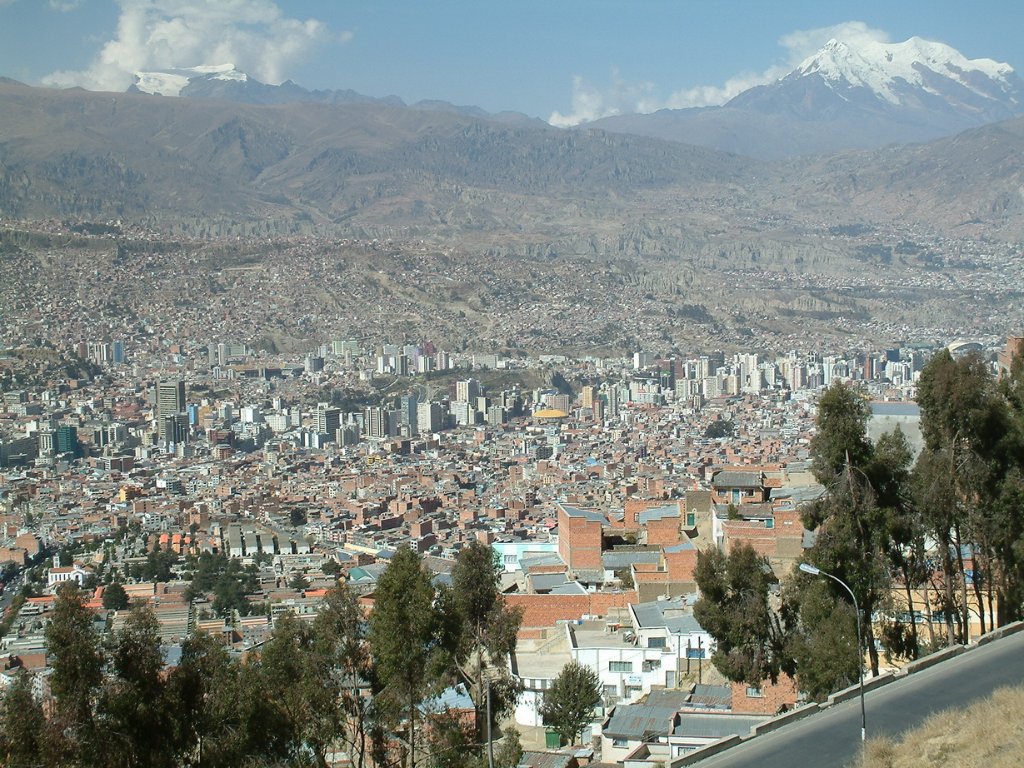 12-La Paz, in the background the Lllimani (6438 m).jpg - La Paz, in the background the Lllimani (6438 m)